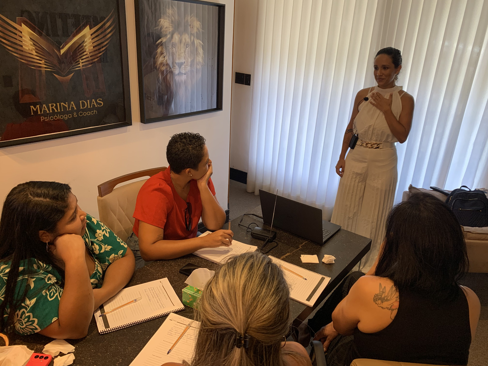 Marina Dias conduzindo um encontro presencial da Mentoria Essência
