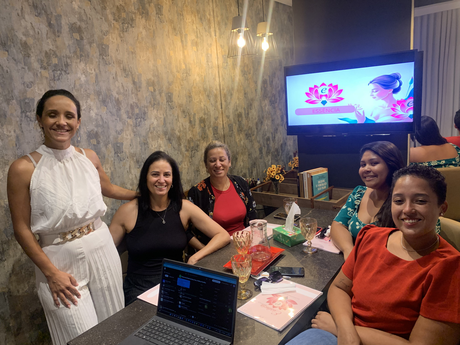 Grupo de mulheres reunidas com Marina Dias em uma mentoria presencial